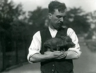 Strażnik Harry Warwick kołysze małego Guziec w ramionach w londyńskim zoo, sierpień 1922 r.