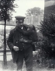 Keeper Z. Rodwell trzymający młodego orangutana w londyńskim zoo, październik 1913