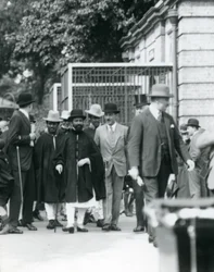 Sir Peter Chalmers Mitchell, z etiopskim regentem Haile Selassie i jego świtą, Londyńskie Zoo, 1924