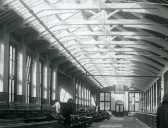Dom Lwa z pięcioma mężczyznami pracującymi przy jego utrzymaniu, londyńskie zoo, 1926