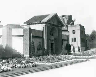 Dom gadów w zoo w Londynie w 1928, z regularnymi klombami wzdłuż ścieżek prowadzących do wejścia
