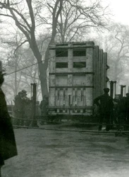 Transport samicy słonia azjatyckiego Lukhi, w drewnianej skrzyni, londyńskie zoo, 1923
