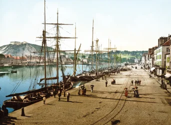 Łodzie zacumowane w Cherbourgu ze starym fortem w tle, 1890-1900