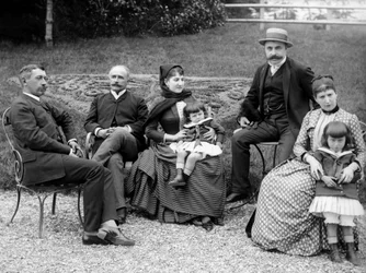 Rodzina mieszczan pozujących w swoim ogrodzie pod Bourmont w Haute-Marne (Haute Marne), ok. 1880 r. Fotografia. Kolekcja Ducos.