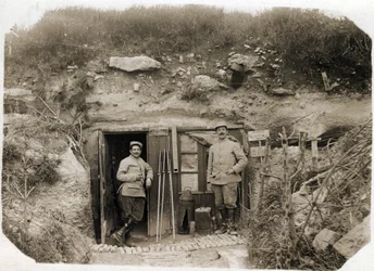 I wojna światowa (1914-1918): stanowisko dowodzenia por. De Benedettiego, sekretarza z lewej, chorążego batalionu z prawej. Między nimi sygnały zapalników, peryskop, torpedy. 05/1916