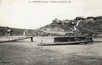 Rybacy zdejmując sieci w pobliżu plaż Sam Son (Sam-Son), Annam. Pocztówka z Wietnamu, Indochin. Fotografia z lat 1912-1914.