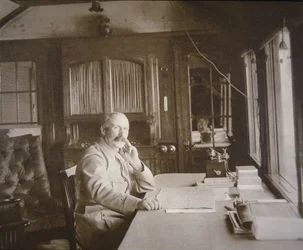 Generał Pétain w swoim wagonie-salonie podczas bitwy pod Verdun, luty-grudzień 1916 (zdjęcie czarno-białe)