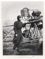Helene Dutrieu (1877-1961) stojąca obok samolotu, przed 1914