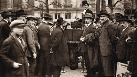 Les petits metiers de Paris: le camelot du boulevard.