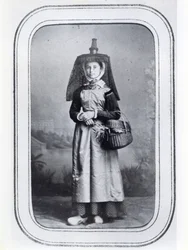 Wizytówka fotograficzna przedstawiająca francuski strój regionalny, ok. 1860-70 (zdjęcie czarno-białe)