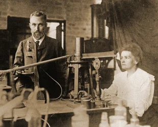 Pierre i Maria Curie w laboratorium