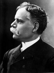 Portret Julesa Chereta (1836-1932), francuskiego malarza i rysownika, koniec XIX (zdjęcie czarno-białe)