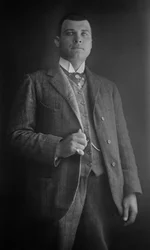 Portret mężczyzny, region Bourmont w Haute-Marne (Haute Marne), ok. 1880 r. Fotografia. Kolekcja Ducos.