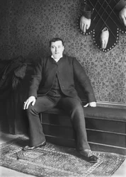 Portret mężczyzny, region Bourmont w Haute-Marne (Haute Marne), ok. 1880 r. Fotografia. Kolekcja Ducos.