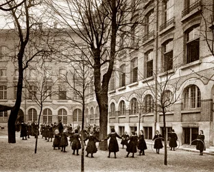 Sąd rekreacyjny szkoły Madame de Saisseval (Carcado - Saisseval) w Paryżu pod koniec XIX wieku, przed 1900 (zdjęcie czarno-białe)