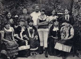 „Dom” w Rouen, który zainspirował Maupassanta „La Maison Tellier”, portret najemców i właścicieli. Fotografia, koniec XIX wieku.
