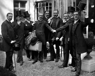Spotkanie przyjaciół fotografa, Theodore Ducos (1849-1913), przed opactwem Septfontaines koło Bourmont w Haute Marne. Fotografia koniec XIX wieku. Kolekcja Ducos.