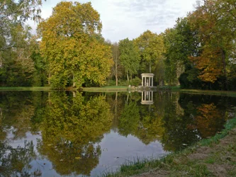 Widok na zamek: ogrody ze Świątynią Wenus