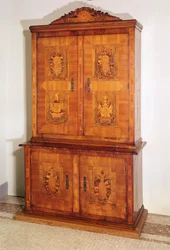 Szafa z intarsjami z motywami i hasłami rewolucji francuskiej, koniec XVIII w. (intarsja z drewna)