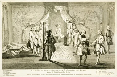 Zgromadzenie wolnomularzy dla inicjacji mistrza, wejście kandydata do loży, z Ceremonii religii i obyczaju, ok. 1733