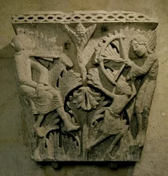 Kapitał przedstawiający mężczyznę strzelającego strzałą w szyję innej osoby, ok. 1125-30 (wapień)