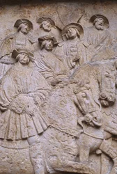 Rzeźbiona kamienna płaskorzeźba na wewnętrznym dziedzińcu przedstawiająca Pole Złotego Płótna, z Hotel de Bourgtheroulde, Rouen, Normandia, 1501-37