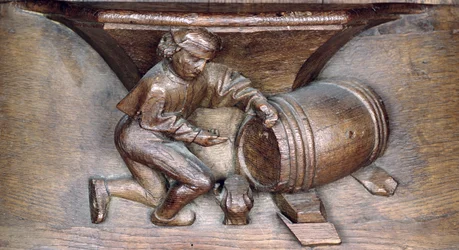 Rzeźba przedstawiająca mężczyznę stukającego beczkę, ze straganu chóru z opactwa St. Lucien w Beauvais (drewno)