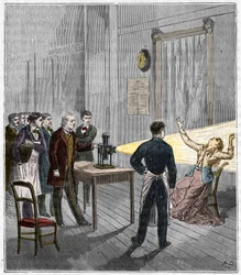 Katalepsja wytworzona pod wpływem światła - Francuski neurolog Jean Martin Charcot (1825-1893) badający fenomen hipnozy u pacjenta szpitala Salpetriere za pomocą latarni magicznej - Katalepsja - Jean Martin Charcot (1825-1893), francuski neu