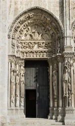 Cathedrale de chartres, zatoka na lewo od królewskiej bramy zwróconej na zachód, mówiła o wzniesieniu