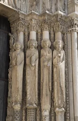 Cathedrale de chartres, fragment ognia na prawo od centralnego przęsła bramy królewskiej, od lewej do prawej, prorok, król Dawid, królowa, Salomon