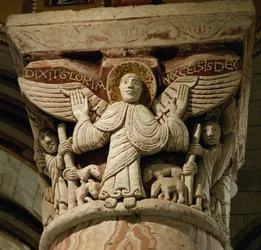 Kapitel kolumny przedstawiający archanioła Gabriela
