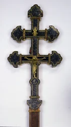 Krzyż z opactwa Clairmarais (złoto inkrustowane kamieniami półszlachetnymi) (patrz również 232669)