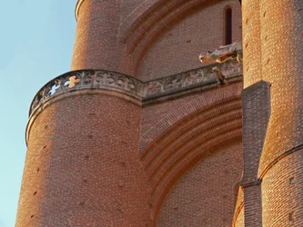 Detal przedstawiający mur ceglany wieży zachodniej