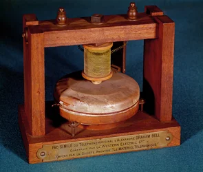 Faksymile telefonu wynalezionego przez Alexandra Grahama Bella (1847-1922) wyprodukowanego przez Western Electric Company