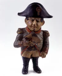 Figurka używana jako skarbonka z podobizną Napoleona I. Statuetka z drugiej połowy XIX wieku. Kolekcja dla żołnierzy z przeszłości.