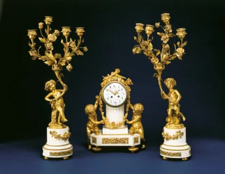 Garniture sprzedawany przez Black, Starr and Frost, składający się z zegara kominkowego i pary czteroświecowych kandelabrów, ok. 1875-1900