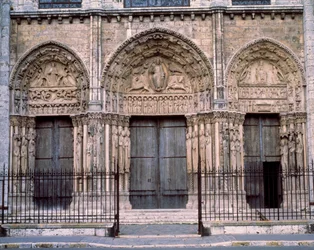 Architektura gotycka: portal królewski lub wielki portal zachodniej fasady. Katedra Notre-Dame w Chartres (Eure-et-Loir).