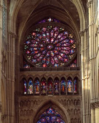 Architektura gotycka: widok rozety katedry Notre-Dame w Reims, wykonanej w XIII wieku. Reims, Marne
