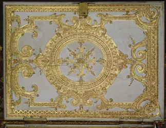 Wnętrze kaplicy Organy (bufet drzwiowy) w stylu Ludwika XIV (złoto, sztukaterie i relief drewna)