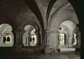 Widok wnętrza krużganka z kapitularza