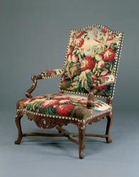 Ludwik XIV Fauteuil, ok. 1710 (rzeźbiony orzech i gobelin) (patrz także 220169)