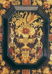 Detal intarsji z bufetu (drewno)