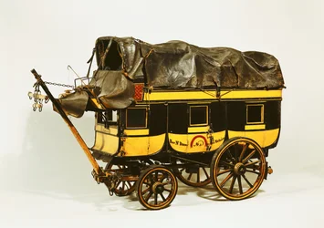 Model czterdziestomiejscowego omnibusa (malowane drewno)