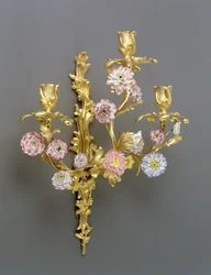 Jeden z pary trójramiennych kinkietów Ludwika XV, c1750 (pormolu i porcelana Vincennes)