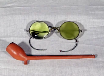 Para okularów i fajka Claude