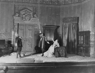 Przedstawienie Ruy Blas (1838) Victora Hugo (1802-85), z Paulem Mounetem (1847-1922) w roli Don Salluste, Mounet-Sully (1841-1916) w roli Ruy Blas i Marthe Brandes ( 1862-1930) w t