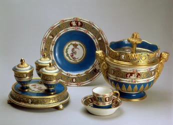 Plat de Menage, półmisek, filiżanka i spodek oraz miska do lodów z Blue Cameo Service, Sevres, 1778-9 (miękka porcelana)