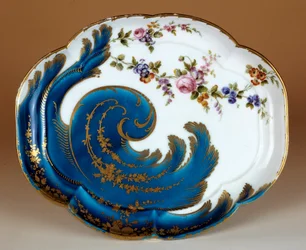 Talerz „Hebert” z miękkimi wolutami porcelanowymi wykonany w manufakturze Vincennes. 1755 Paryż. Muzeum w Luwrze