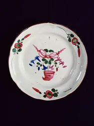 Talerz z dekoracją bukietu zwieńczony czapką frygijską (ceramiczną)