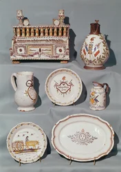 Talerze, naczynia, dzbanki, słoiki na tytoń; piórnik i kufel z motywami i hasłami rewolucji francuskiej, koniec XVIII w. (fajans)